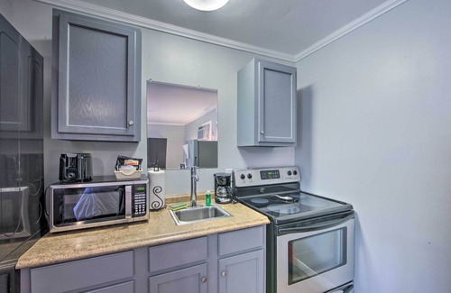 Avinger Apartment | Cozy Studio Cabin on Lake O’ the Pines w/Deck!