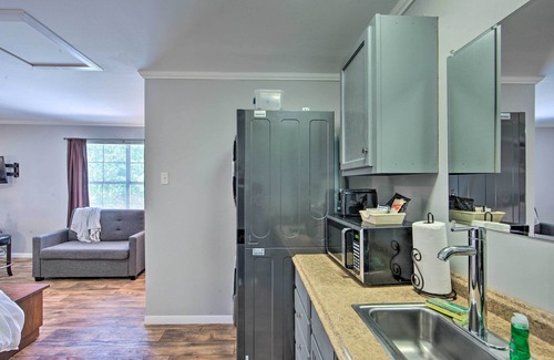 Avinger Apartment | Cozy Studio Cabin on Lake O’ the Pines w/Deck!