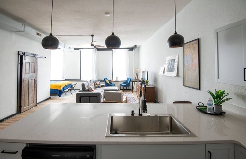 Warrensburg Apartment | Cozy studio in enchanting downtown Warrensburg with full kitchen, AC, WiFi