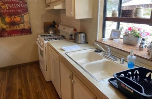 Squaw Valley Apartment | Cozy studio in marvelous Yokuts Valley with WiFi, AC, Huge private porch