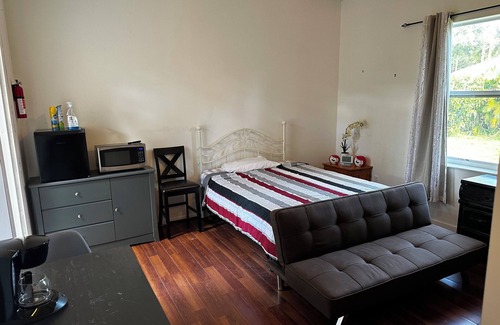 Hunt Club Apartment | Cozy studio with AC and WiFi in serene Loxahatchee