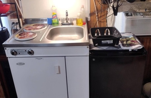 Albany House | Cozy Studio with WiFi and AC in Rensselaer nClose to Downtown Albany