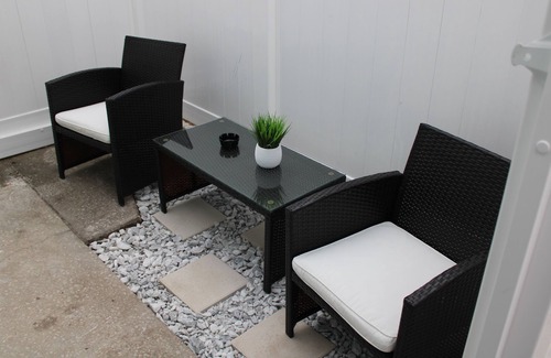 The Lakes Apartment | Cozy & Stylish Studio Getaway