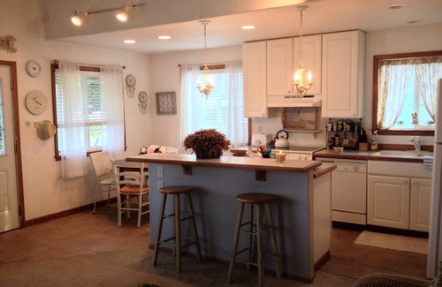 Sunset Beach House | Cozy Sunset Beach Cottage By Lake and Ocean, Peaceful Setting *Wi-Fi*