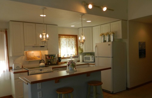 Sunset Beach House | Cozy Sunset Beach Cottage By Lake and Ocean, Peaceful Setting *Wi-Fi*