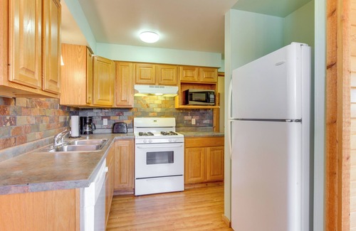 Warrens Cottage | Cozy Three Bears Resort Cabin w/Deck in Warrens!