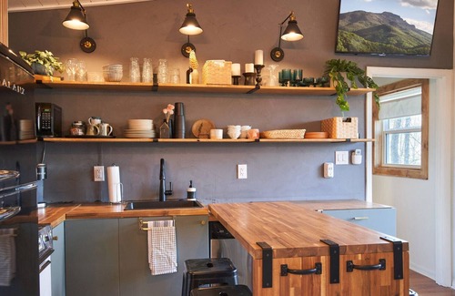 Mill Ridge Cabin | Cozy Tiny Cabin w/Hot Tub & Pool -- Close to Winery, Skiing, and Hiking!