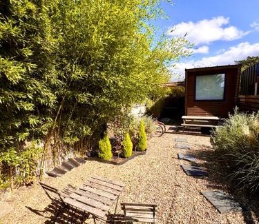 Vijfhuizen Ski Chalet | Cozy tiny house with jacuzzi , garden and free parking near Amsterdam