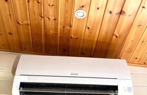 Vijfhuizen Ski Chalet | Cozy tiny house with jacuzzi , garden and free parking near Amsterdam