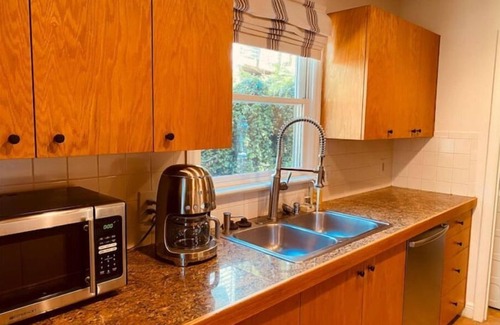 Crestwood South Cabin | Cozy treehouse cabin with airstrip & downtown view