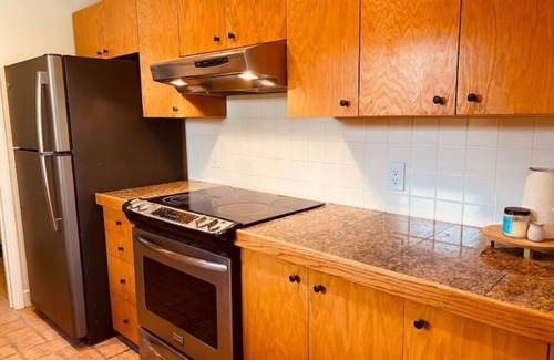 Crestwood South Cabin | Cozy treehouse cabin with airstrip & downtown view