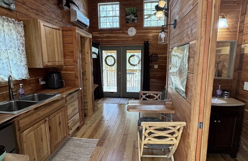 Walland Cabin | Cozy Treehouse in Walland. Queen bed, walk in shower, privacy, hot tub!