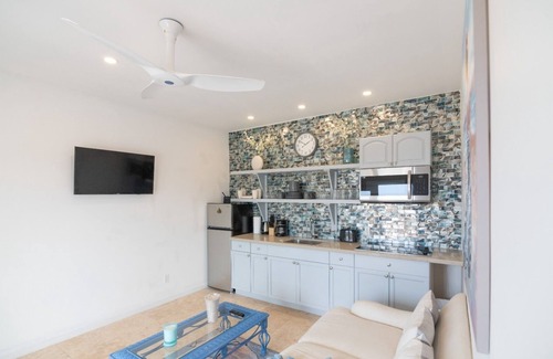 Farmer's Hill Cottage | Cozy two-bedroom two bathroom on white sandy beach