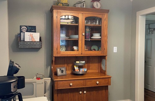 Cunningham House | Cozy up at Foxtrot Inn! nImmaculate! Outdoor Grain Bin BBQ area! Dog friendly!