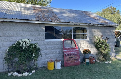 Cunningham House | Cozy up at Foxtrot Inn! nImmaculate! Outdoor Grain Bin BBQ area! Dog friendly!