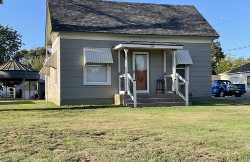 Cunningham House | Cozy up at Foxtrot Inn! nImmaculate! Outdoor Grain Bin BBQ area! Dog friendly!