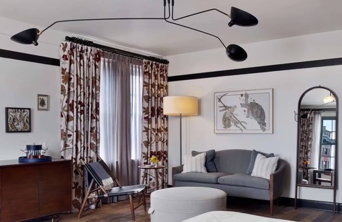 Mount Vernon House | Cozy Up in Baltimore: Artistic Boutique Hotel with Karaoke Rooms & Valet Parking