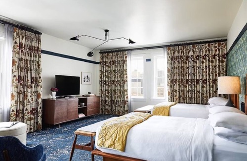 Mount Vernon House | Cozy Up in Baltimore: Artistic Boutique Hotel with Karaoke Rooms & Valet Parking