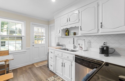 Chic's Beach House | COZY & VIRGINIA BEACH UNIT CLOSE TO DIRECT BEACH ACCESS!