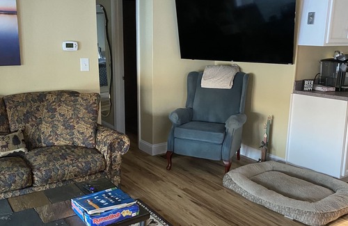 Eddington Cottage | Cozy, Waters Edge on Springy Pond