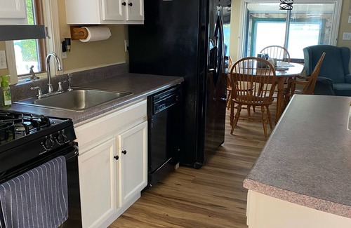 Eddington Cottage | Cozy, Waters Edge on Springy Pond