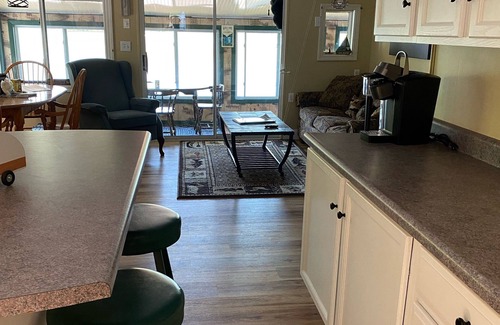 Eddington Cottage | Cozy, Waters Edge on Springy Pond