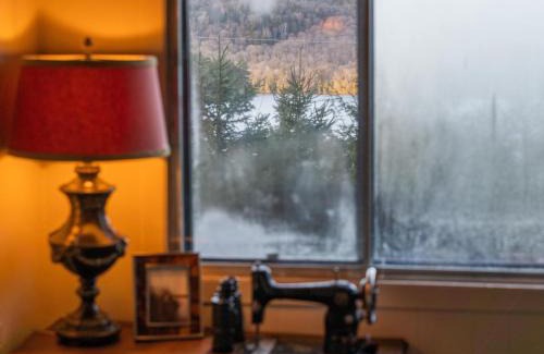 Huberdeau House | Cozy Winter Kabin + Hot Tub & Firepit
