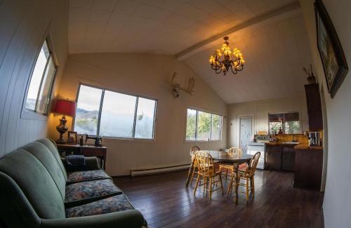 Huberdeau House | Cozy Winter Kabin + Hot Tub & Firepit