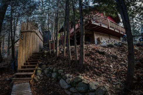 Huberdeau House | Cozy Winter Kabin + Hot Tub & Firepit