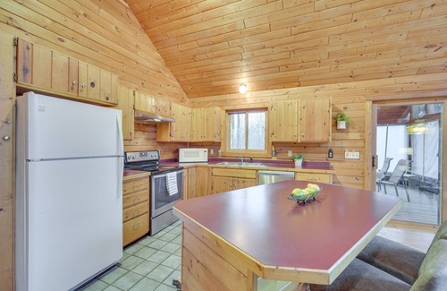 Hayward Cabin | Cozy Wisconsin Cabin w/Deck, Kayaks & Lake Views!