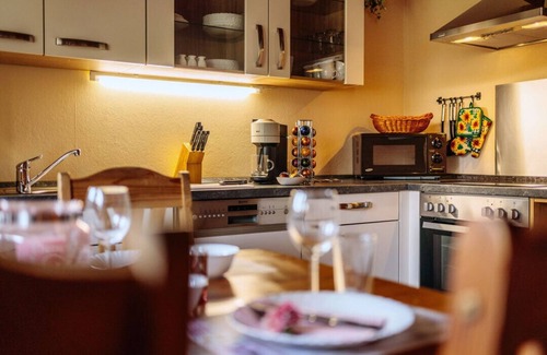 Steina House | *cozy wooden house, approx. 80sqm with fenced garden-dogs welcome-WLAN included