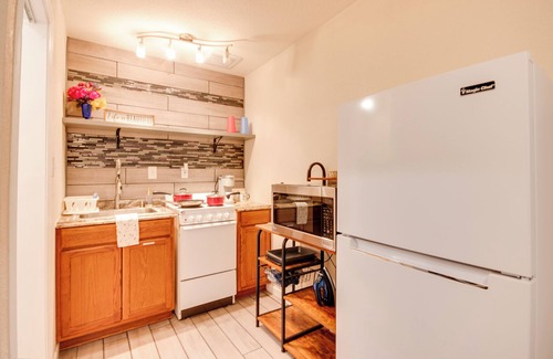 Dallas Apartment | CozyCoop: Fall Hideaway, 10minDTD, Full Kitchen & Private Patio
