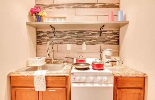 Dallas Apartment | CozyCoop: Fall Hideaway, 10minDTD, Full Kitchen & Private Patio