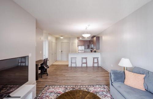 Downtown Cincinnati Apartment | CozySuites at the Banks gym pool 03
