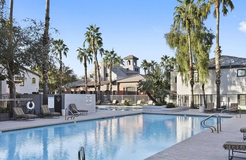 Chandler Apartment | Cozysuites Chandler With 2 Pools, Jacuzzi, Arcade! #1069
