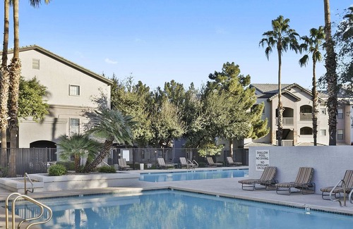 Chandler Apartment | Cozysuites Chandler With 2 Pools, Jacuzzi, Arcade! #1069