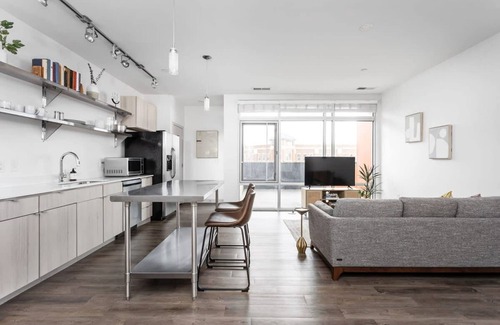 Lockerbie Square Apartment | Cozysuites on Mass With Garage Parking 12