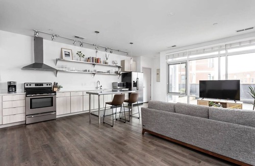 Lockerbie Square Apartment | Cozysuites on Mass With Garage Parking 12