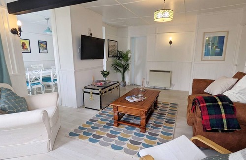 Rustington Cottage | Crab Shack, Rustington - sleeps 3 guests in 2 bedrooms
