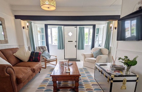 Rustington Cottage | Crab Shack, Rustington - sleeps 3 guests in 2 bedrooms