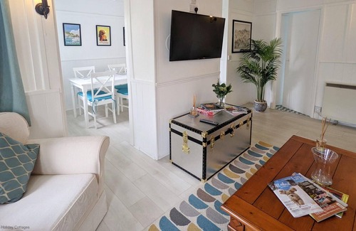 Rustington Cottage | Crab Shack, Rustington - sleeps 3 guests in 2 bedrooms