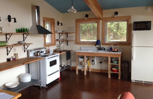 Deming House | Craftsman Guesthouse/Private/Wooded acreage/Hike, Bike, Ski, Read, Relax