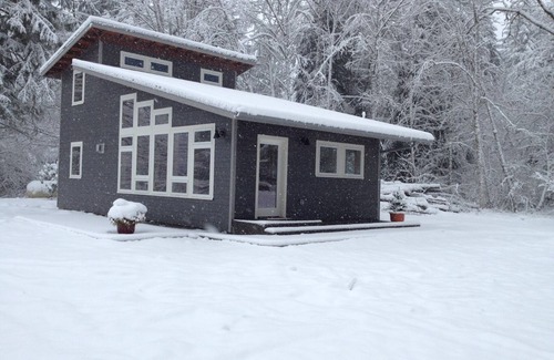 Deming House | Craftsman Guesthouse/Private/Wooded acreage/Hike, Bike, Ski, Read, Relax