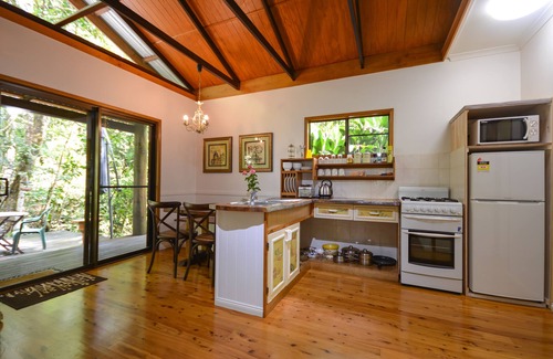 Lake Eacham Cottage | Crater Lakes Rainforest Cottages