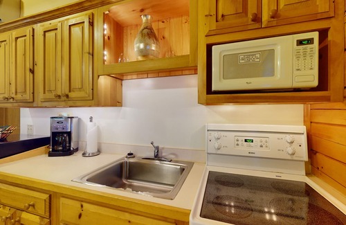 Northport Cabin | Create memories in this dog-friendly cabin w/fireplace, AC & near hiking