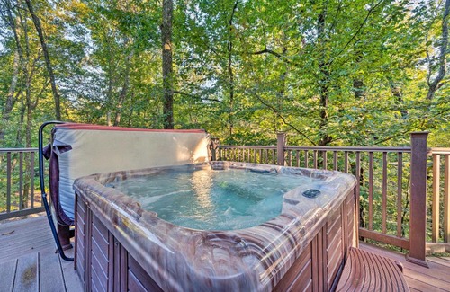 Golden House | Creekside Broken Bow Cabin with Hot Tub and Fire Pit!