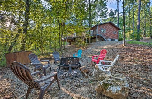 Golden House | Creekside Broken Bow Cabin with Hot Tub and Fire Pit!