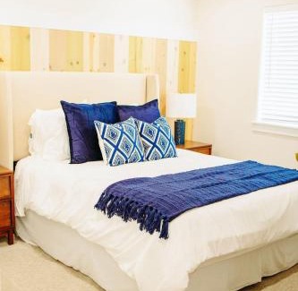 McCammon House | Creekside Cabin Juniper-stay with views near Lava