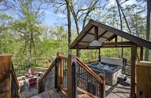 Hochatown House | Creekside Cabin Perfect for Family Getaways in Broken Bow, Oklahoma