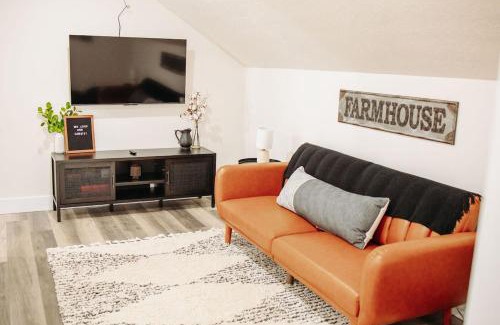 McCammon House | Creekside Cabins- Birch stylish stay w views